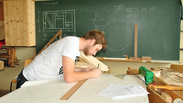 Ein junger Mann am Weg zum Holzbau-Meister. (Bild: Landesinnung Holzbau)