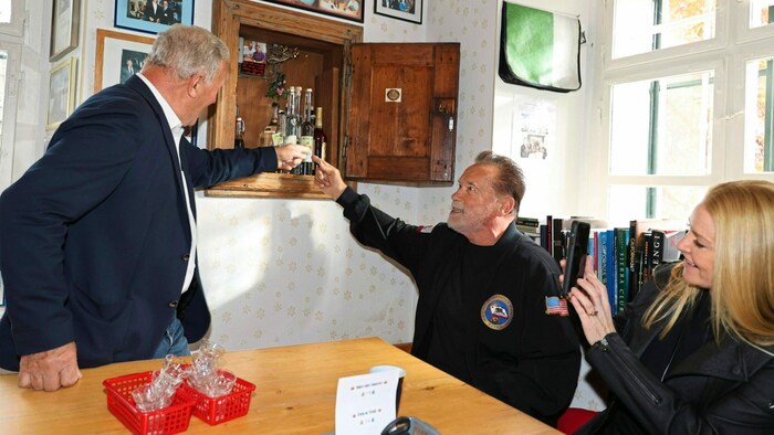 Schulfreund Peter Urdl hütet den Zirbenschnaps, den Arnold gerne zu sich nimmt, wenn er auf ...