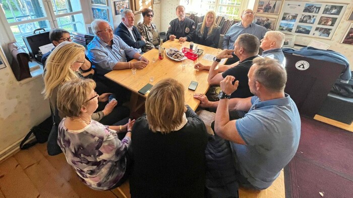 Arnold und seine steirischen Freunde: Am Holztisch in seinem Geburtshaus erzählt man sich, was ...