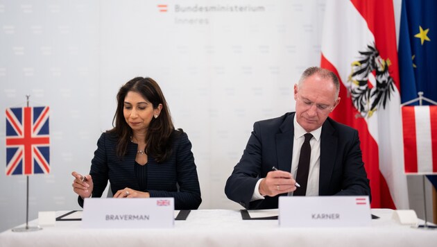 Suella Braverman und Gerhard Karner beim Unterzeichnen des Kooperationsvertrags (Bild: APA/GEORG HOCHMUTH)