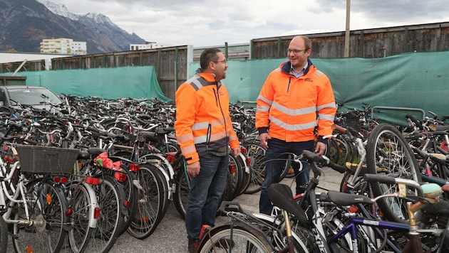 Christoph Gruber (re.) und Dietmar Auer zwischen den herrenlosen Rädern der bislang letzten Sammelaktion. (Bild: Birbaumer Johanna)