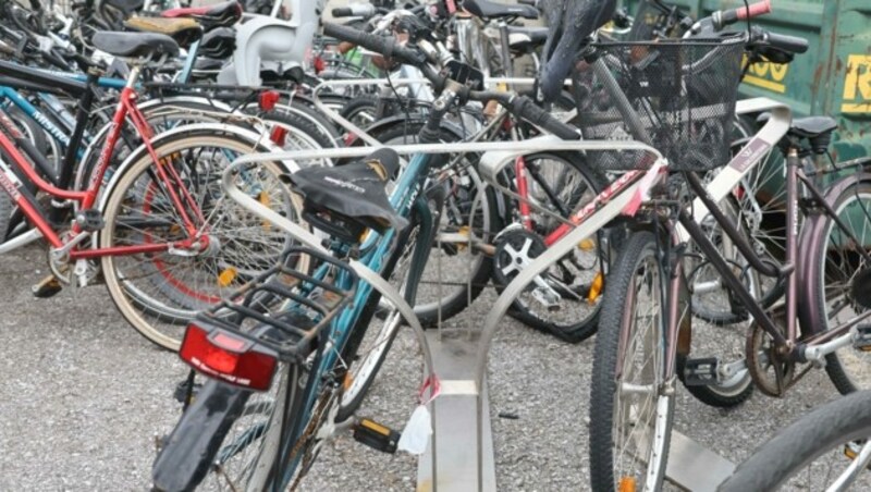 Bei Gefahr im Verzug - etwa bei einem Rohrbruch in der Stadt - müssen ganze Radständer samt Anhang entfernt werden. Auch sie landen dann im Bauhof. (Bild: Birbaumer Johanna)