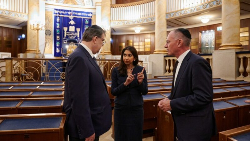 IKG-Präsident Oskar Deutsch, Suella Bravermann und Gerhard Karner bei einem Besuch des Stadttempels in Wien (Bild: BMI/Karl Schober)