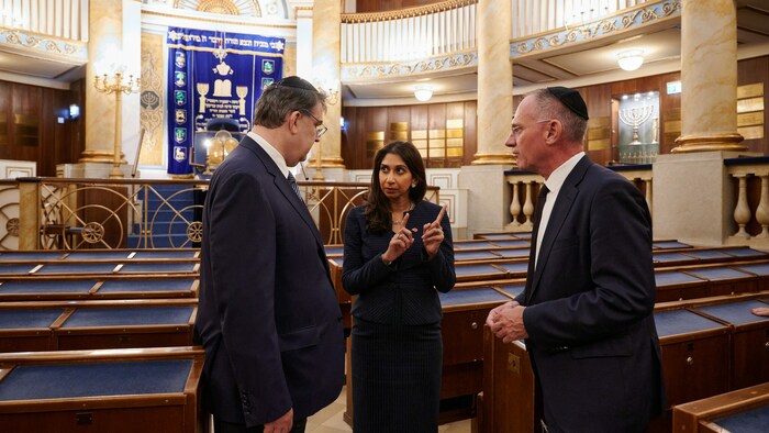 IKG-Präsident Oskar Deutsch, Suella Bravermann und Gerhard Karner bei einem Besuch des ...