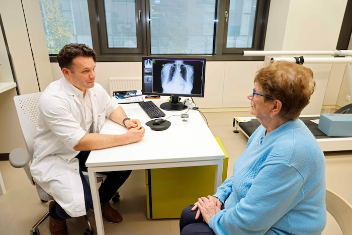 Patientin Anna Schuh hat die erst vergangenen Dienstag einen der neuen Schrittmacher bekommen. ...