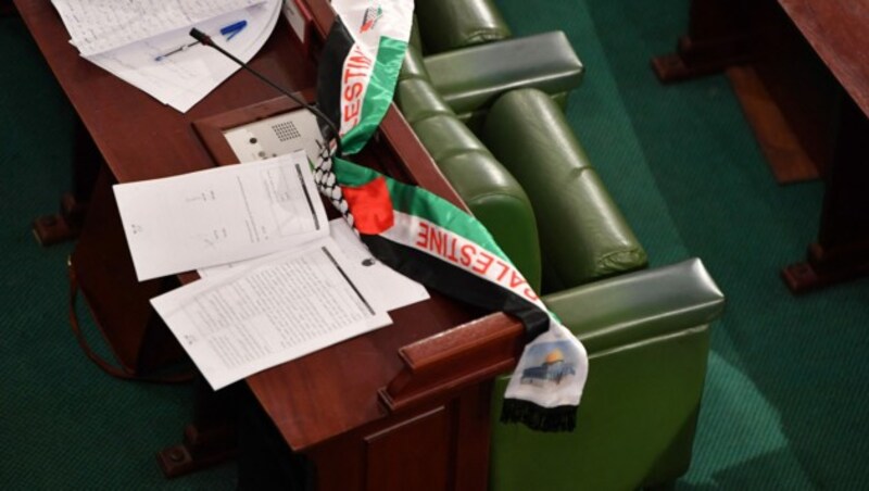 Im gesamten Parlament wurden palästinensische Schals und Flaggen aufgehängt. (Bild: AFP)