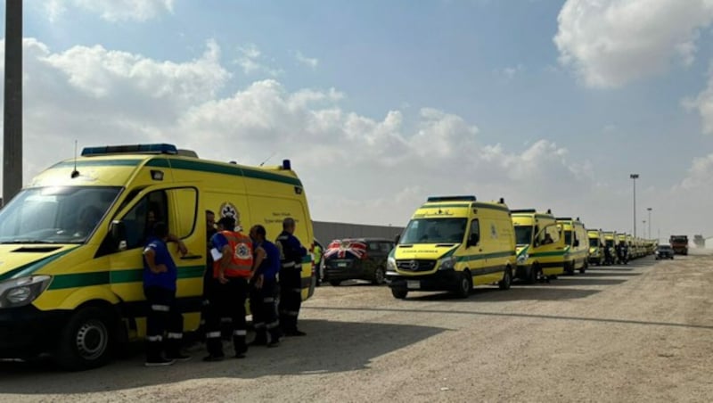 Ägyptische Rettungswägen an der Grenze (Bild: AFP)