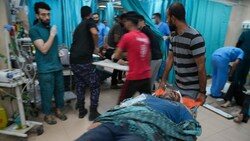 Die Krankenhäuser im Gazastreifen sind komplett überlastet. Zudem fehlen ihnen Medikamente und Betäubungsmittel. (Bild: AP)