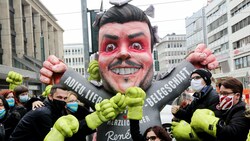 Proteste gegen Benko in Düsseldorf: „Adieu, liebe Belegschaft“ (Archivbild) (Bild: Roland Weihrauch / dpa / picturedesk.com)