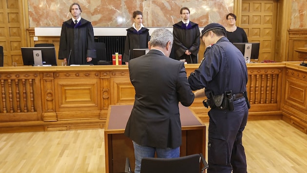 Erol O. vor dem Richtersenat bei seinem Prozess Ende 2018 (Bild: Tschepp Markus)