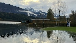 So hoch stand das Wasser schon heute Nachmittag am Pressegger See. (Bild: zVg)
