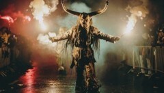 Wie weit darf Brauchtum gehen? Salzburgs Krampusgruppen setzen auf Pyrotechnik und viel Show. (Bild: EXPA/ JFK)