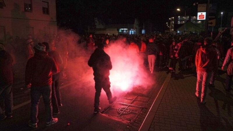 Bengalische Feuer in der Grazer Dunkelheit (Bild: Pail Sepp)