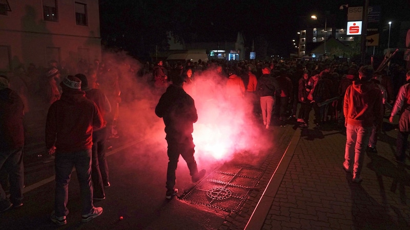 Gewaltbereite Fans warfen mit Pyrotechnik um sich (Bild: Pail Sepp)