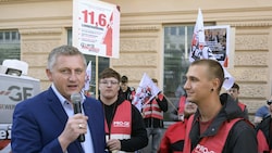 Der Chefverhandler der Gewerkschaften Reinhold Binder (links) vor den Verhandlungen am Donnerstag (Bild: APA/Robert Jäger)
