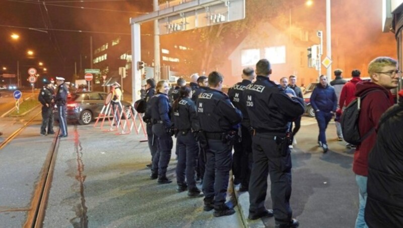 Die Polizei war rund um das Stadion im Großeinsatz (Bild: Pail Sepp)