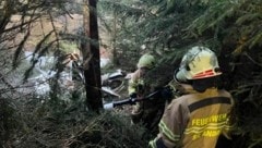 Das Flugzeug lag nur wenige Meter unter eines Güterwegs. Die Bergung wurde erst nach Mitternacht durchgeführt. (Bild: FF St. Andrä)