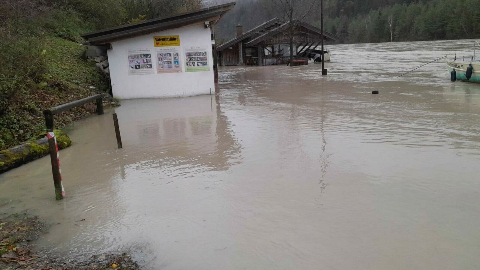 Hochwasser bei der Valentinsfähre in Glainach