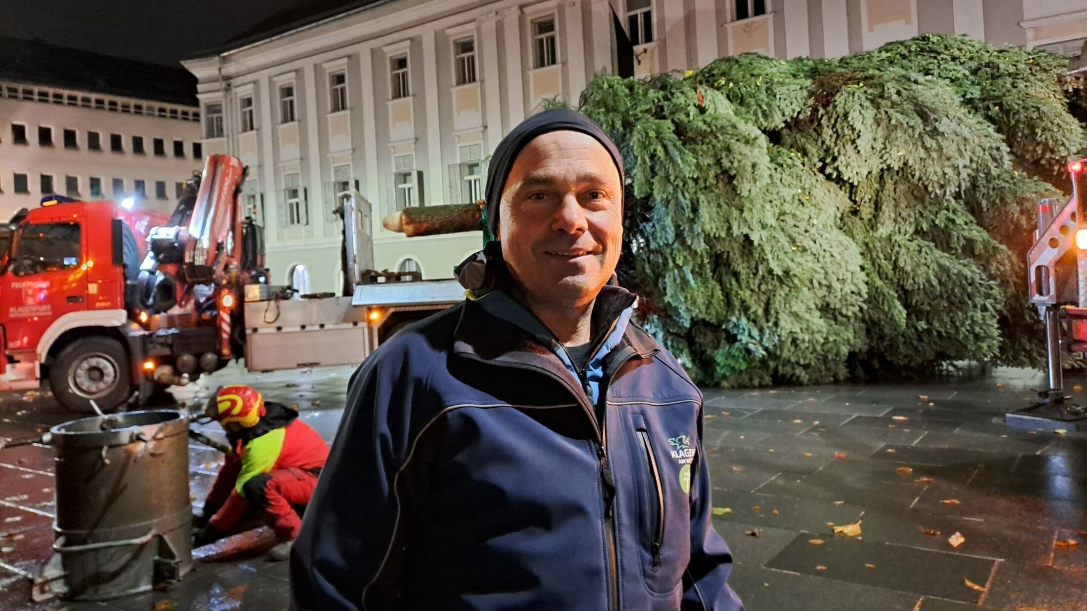 Reinhold Glantschnig von der Klagenfurter Abteilung Stadtgarten, Bereich Baum und Wald, ist ...