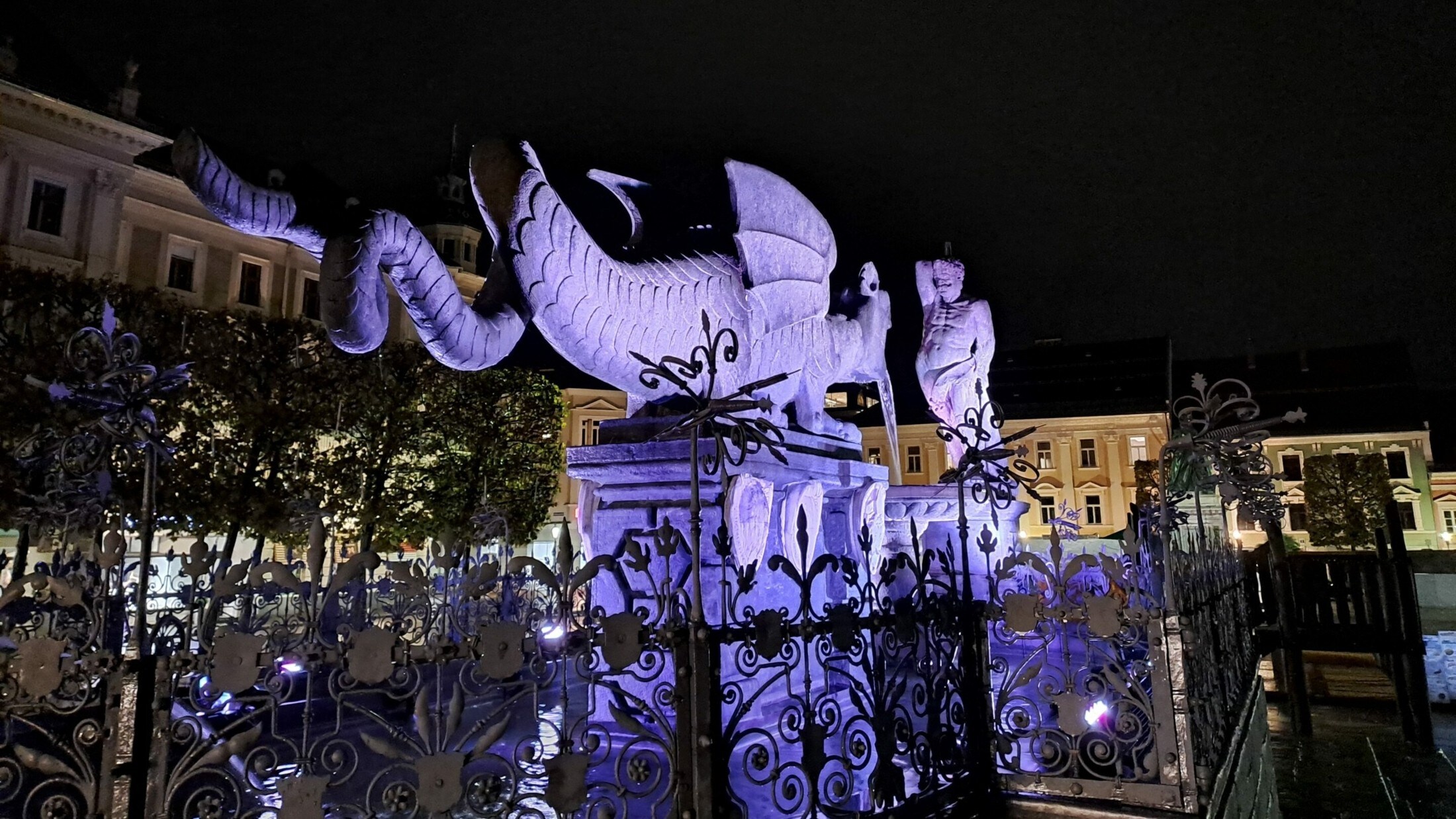 Lindwurm und Herkules zeigten sich unbeeindruckt vom frühmorgendlichen Geschehen am Neuen Platz.