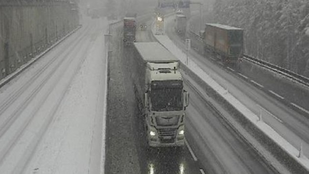 Schnee auf der Brennerautobahn (Bild: Asfinag (Webcam))