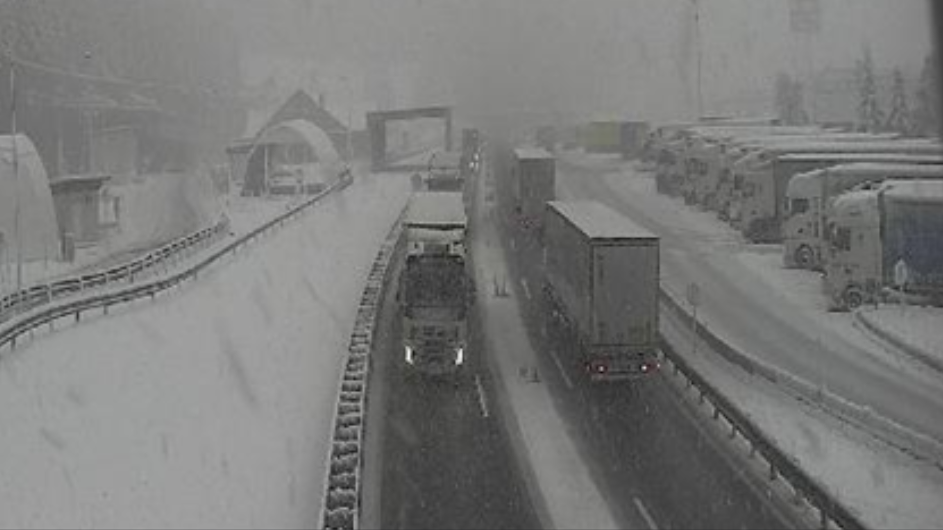 Am Brenner herrschte Freitagfrüh teils dichtes Schneetreiben. (Bild: Asfinag (Webcam))
