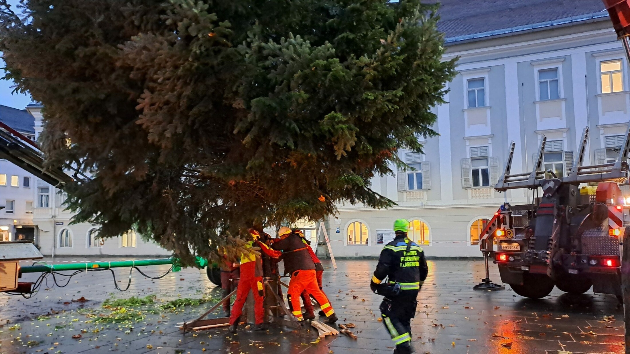 Fest verankert werden muss der Christbaum auf dem Neuen Platz in Klagenfurt.