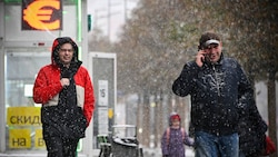 Fußgänger laufen im schneebedeckten Moskauer Stadtzentrum an einer Wechselstube vorbei. Die russische Zentralbank hatte in der vergangenen Woche ihren Leitzins von 13 Prozent auf 15 Prozent erhöht, da die Inflation in der gesamten russischen Wirtschaft steigt. (Bild: APA/AFP/Alexander NEMENOV)
