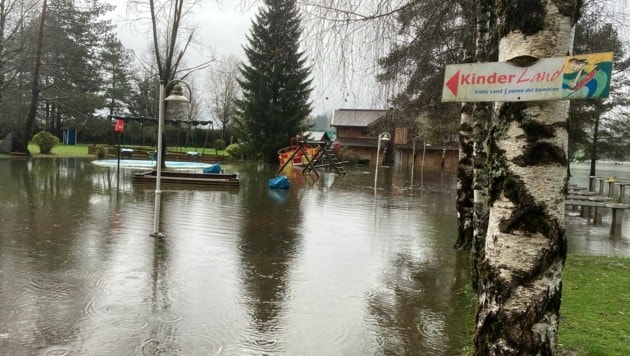 Der Erlebnispark Pressegger See steht unter Wasser. (Bild: Christian Pongratz)