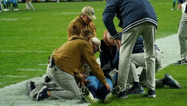 Treylon Burks blieb nach einem Sturz regungslos am Boden liegen. (Bild: AP Photo/Matt Freed)