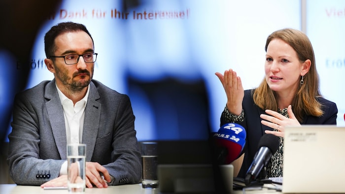 Lukas (BWB-Ökonom) und Natalie Harsdorf-Borsch (BWB-Leiterin)