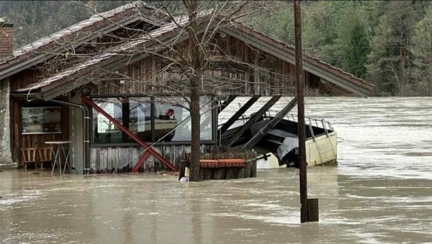 Vom Wasser umgeben ist die Hütte, die Stege sind überflutet: Die Valentinsfähre kann derzeit nicht fahren. (Bild: zVg)