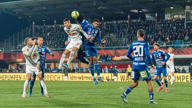 Bulle Petar Ratkov (Mitte in Weiß) traf in Hartberg und ist bei Kopfballduellen eine Macht. (Bild: GEPA pictures)