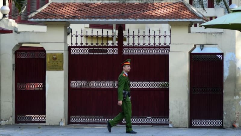 Ein vietnamesischer Polizist patrouilliert am 6. Februar 2019 vor der nordkoreanischen Botschaft in Hanoi. (Bild: APA/AFP/Manan VATSYAYANA)