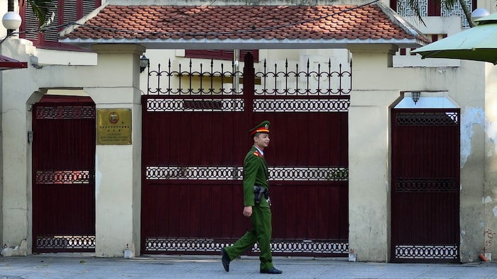 Ein vietnamesischer Polizist patrouilliert am 6. Februar 2019 vor der nordkoreanischen Botschaft in Hanoi.