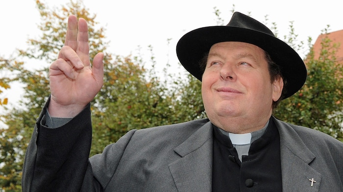 Auch als Pfarrer Braun ermittelte Ottfried Fischer im TV.