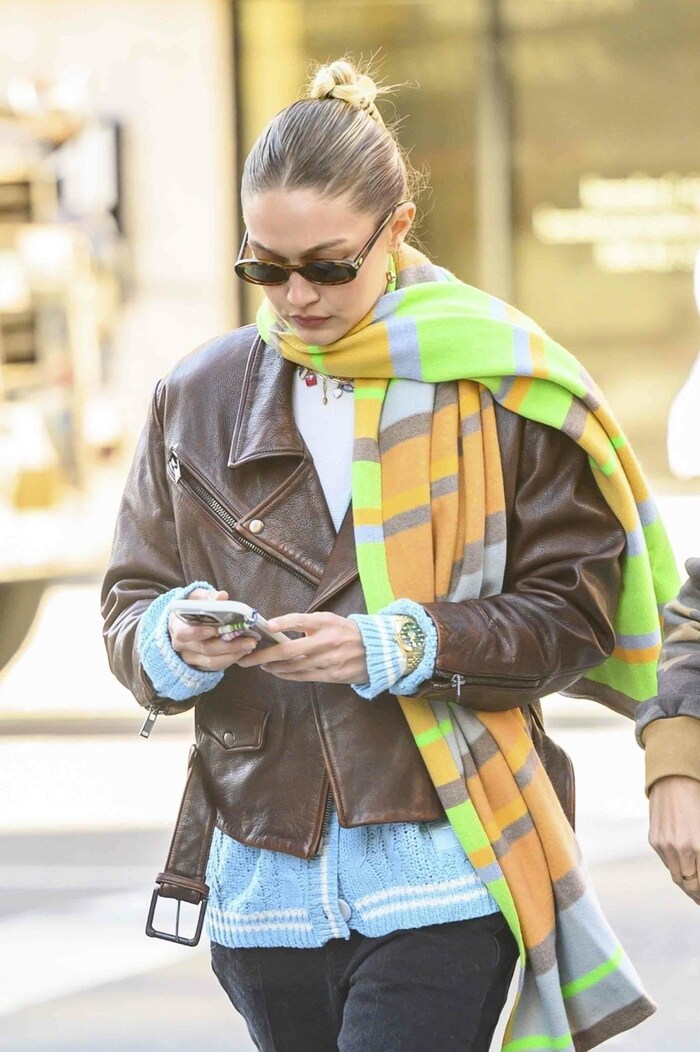 Gigi verleiht dem gemütlichen Cardigan einen coolen-stylsichen Look.