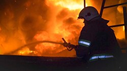 Auf diesem vom ukrainischen Rettungsdienst zur Verfügung gestellten Foto löschen Rettungskräfte nach einem russischen Drohnenangriff in Charkiw einen Brand. (Bild: ASSOCIATED PRESS)