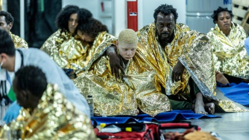 Die Flüchtlinge nach der Rettung in „Unwanted“. (Bild: © 2023 Sky Studios Limited/Sky Italia S.r.l./Indiana Production S.p.a./Pantaleon Films GmbH)