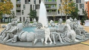 Der Jubiläumsbrunnen „Wir Wasser“ mit seinen Beton-Maxerln in Wien-Favoriten sorgt für Aufsehen und wurde bereits beschmiert. (Bild: Klemens Groh)