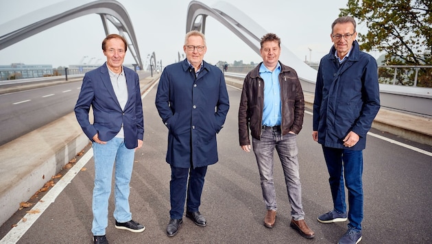 Die vier Initiatoren der Petition von links nach rechts auf der neuen Linzer Eisenbahn- brücke: Robert Struger, Klaus Falkinger, Thomas Eichlberger und Josef Thurnhofer. (Bild: Mathias Lauringer)
