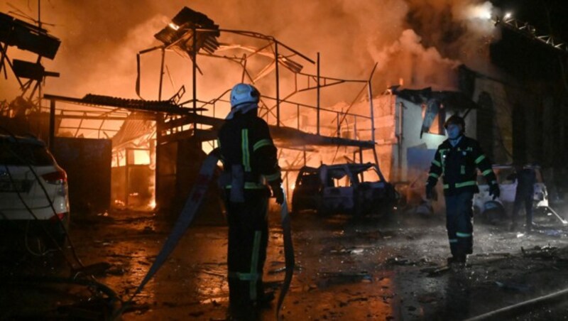 Charkiw in der Nacht auf Freitag (Bild: APA/AFP/SERGEY BOBOK)