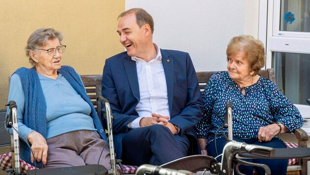 Landesrat Schneemann im lockeren Gespräch mit Seniorinnen. (Bild: Büro Landesrat)