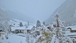 Das verschneite St. Sigmund im Sellrain am Freitagmorgen. (Bild: Lukas Ruetz)