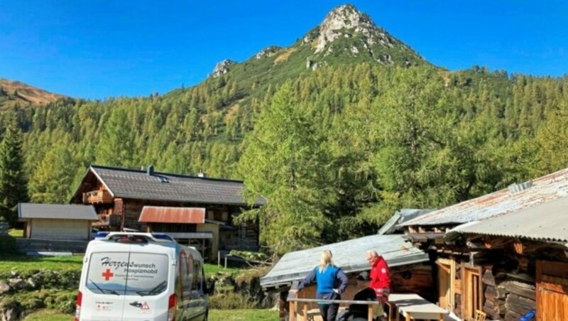 Mit dem Herzenswünsch-Hospizmobil (li. unten) ging es auf die Alm. (Bild: Rotes Kreuz Salzburg)