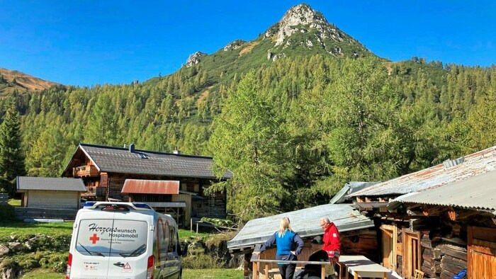 Mit dem Herzenswünsch-Hospizmobil (li. unten) ging es auf die Alm.