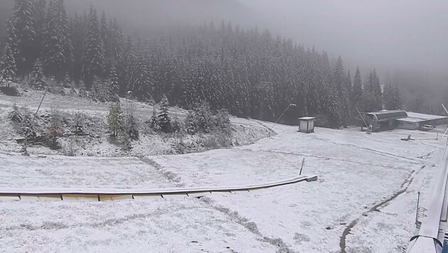 Auch bei der Talstation der Zwieselalm in Gosau auf einer Seehöhe von 820 Metern schaute Frau ...