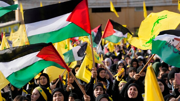 Die Rede wurde von Kundgebungen begleitet, bei denen Palästina- und Hisbollah-Flaggen geschwenkt ...