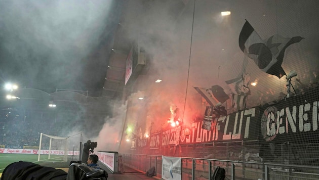 Es brannte zwischen den Fans von Sturm und GAK. (Bild: Pail Sepp)