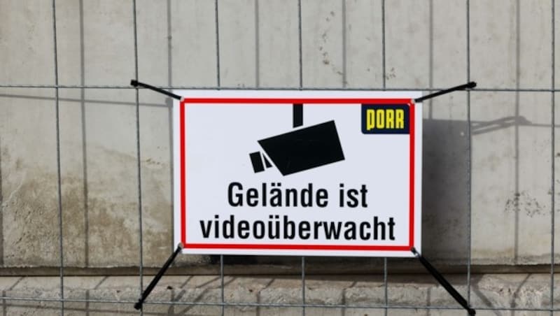 Ein Schild auf der Baustelle (Bild: Scharinger Daniel)